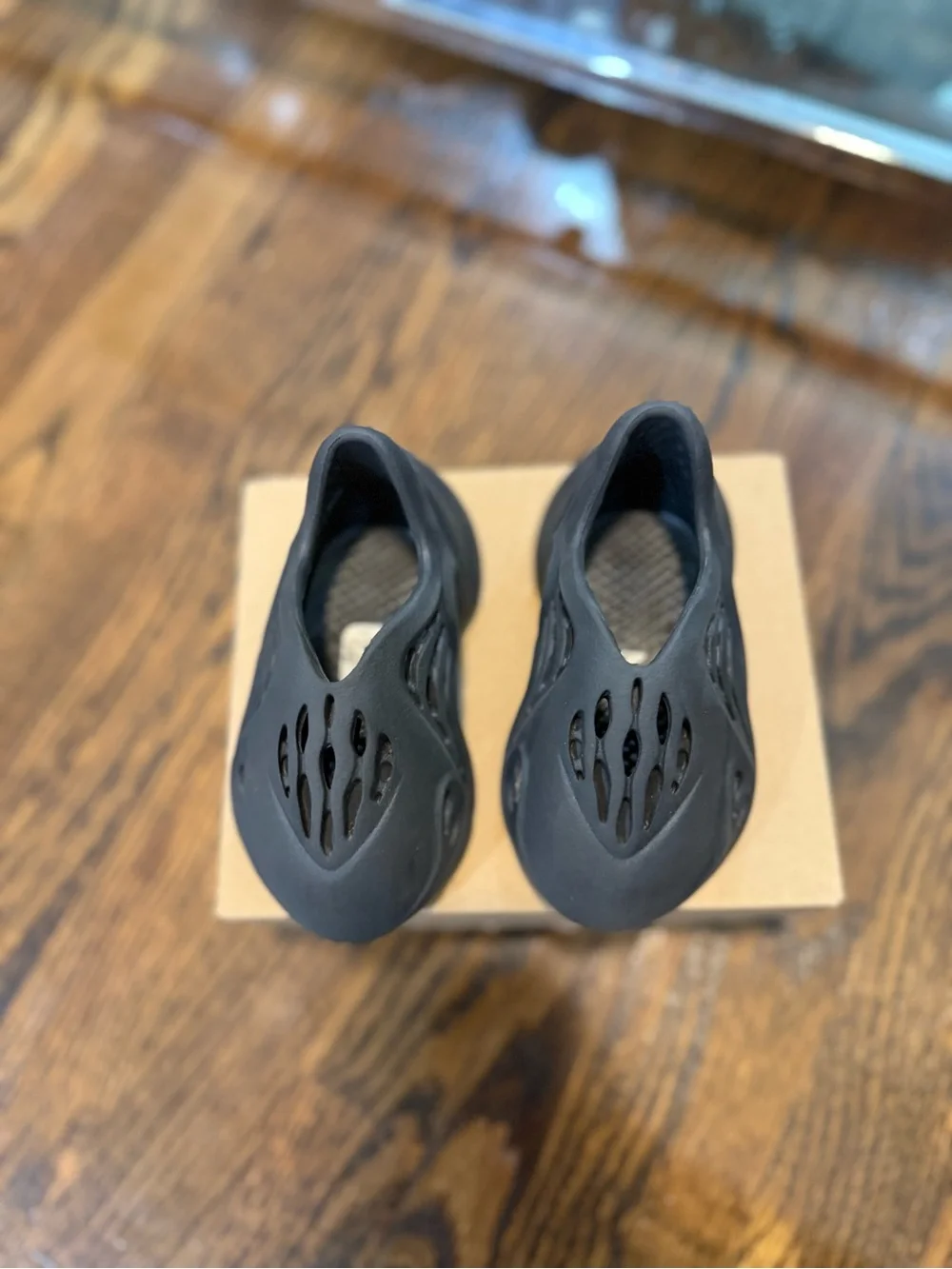 Yeezy Foam RNNR Kids Slippers in Black